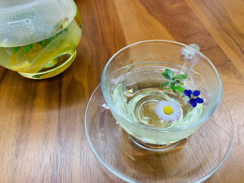 漂浮著花朵的獨家新鮮花草茶